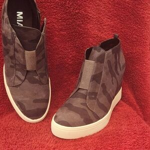 MIA Gray And Charcoal Camouflage Women's Wedge Bootues Sz 8.5